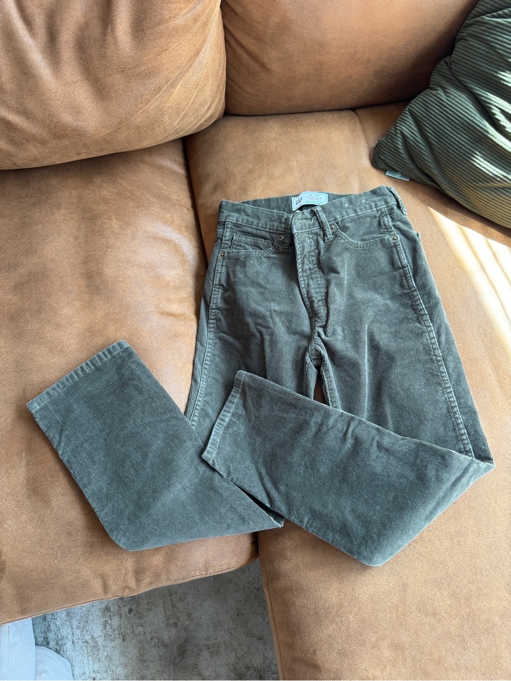 GAP Women’s Corduroy Pants in Olive 25 / 0P